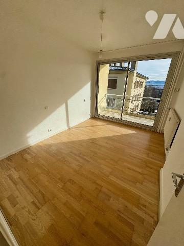 Appartement T4, en partie rénové avec garage double et cave.