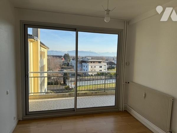 Appartement T4, en partie rénové avec garage double et cave.