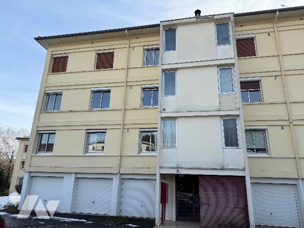 Appartement T4, en partie rénové avec garage double et cave.