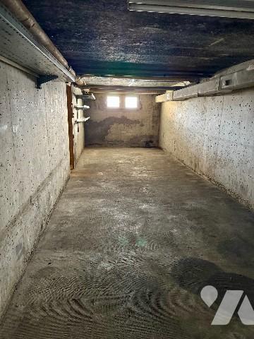 Appartement T4, en partie rénové avec garage double et cave.