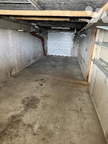 Appartement T4, en partie rénové avec garage double et cave.