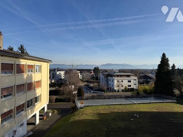 Appartement T4, en partie rénové avec garage double et cave.