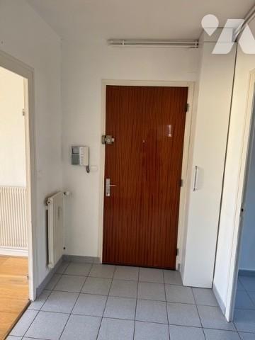 Appartement T4, en partie rénové avec garage double et cave.