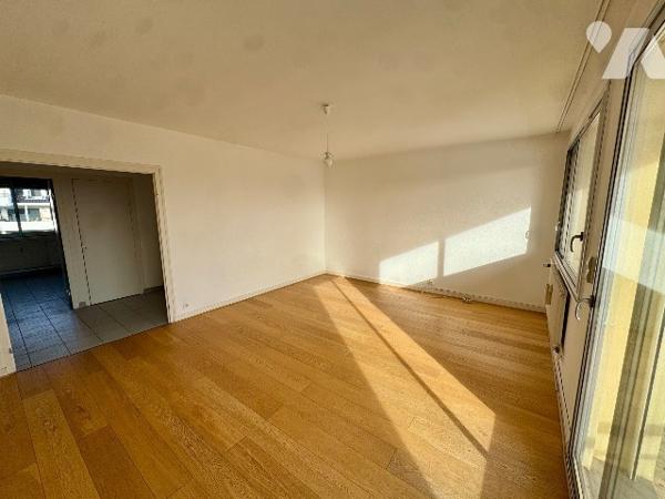 Appartement T4, en partie rénové avec garage double et cave.