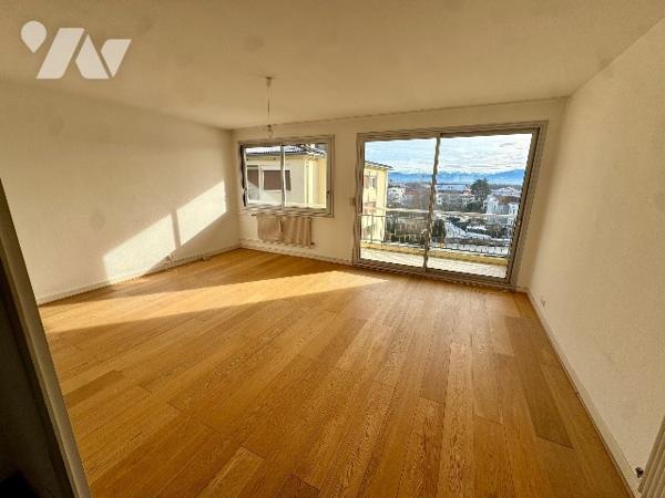 Appartement T4, en partie rénové avec garage double et cave.