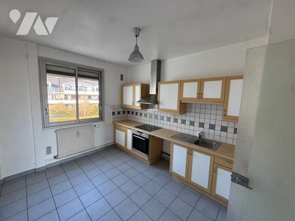 Appartement T4, en partie rénové avec garage double et cave.