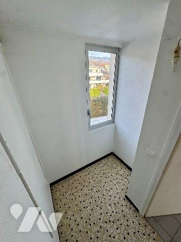 Appartement T4, en partie rénové avec garage double et cave.