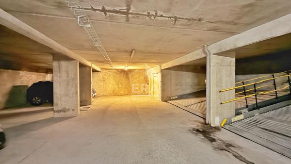 A vendre: Lot de 2 places de parking avec système hydraulique