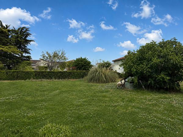 47550 BOE Terrain constructible de 331m² à Boé