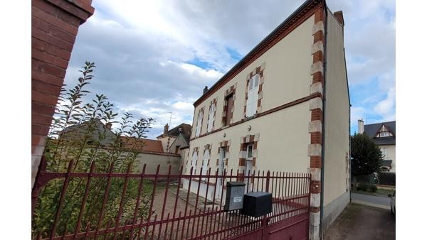Immeuble d’habitation ou locatif, 2 appartements (81m² et 74m²)/ 638m² 148 000 €