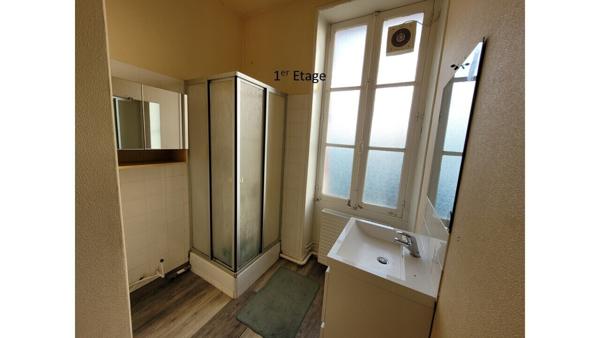 Immeuble d’habitation ou locatif, 2 appartements (81m² et 74m²)/ 638m² 148 000 €