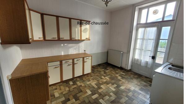 Immeuble d’habitation ou locatif, 2 appartements (81m² et 74m²)/ 638m² 148 000 €