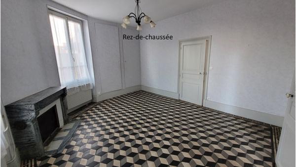 Immeuble d’habitation ou locatif, 2 appartements (81m² et 74m²)/ 638m² 148 000 €