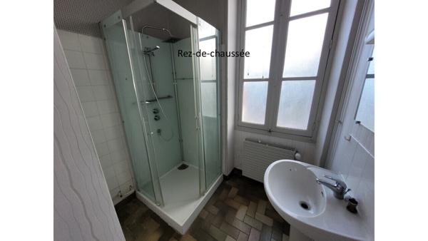 Immeuble d’habitation ou locatif, 2 appartements (81m² et 74m²)/ 638m² 148 000 €