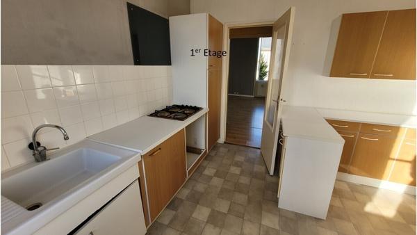Immeuble d’habitation ou locatif, 2 appartements (81m² et 74m²)/ 638m² 148 000 €