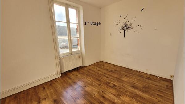Immeuble d’habitation ou locatif, 2 appartements (81m² et 74m²)/ 638m² 148 000 €