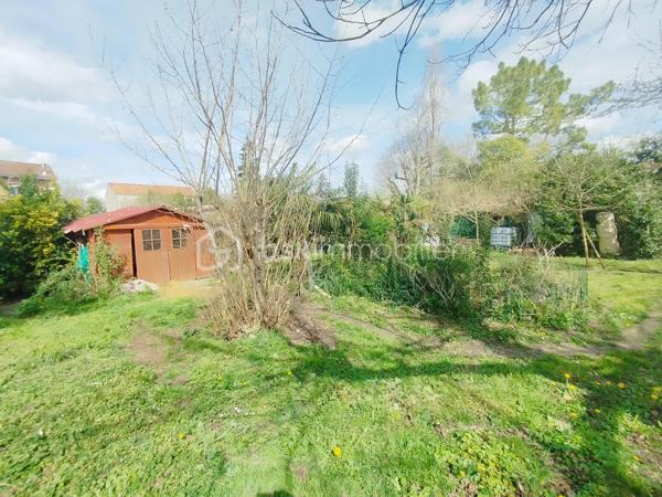 Située dans la ville historique de Nérac, dans un quartier recherché, cette belle maison de ville d’une surface totale de 180 m2, avec son immense garage et son jardin clos et arboré de 700 m2 offre de généreux volumes réparti trois niveaux.

En rez-de-chaussée, vous trouverez une entrée équipée d'un monte-escalier, un garage de plus 65 m2, une grande pièce actuellement à usage d’atelier donnant sur la terrasse avec buanderie adjacente (espace pouvant aisément être transformé en grand studio indépendant…).

A l’étage, vous accueille une très belle pièce de vie lumineuse avec sa cheminée, une cuisine ouverte, le tout développant environ 55 m2, un couloir dessert deux chambres spacieuses, une salle de bain, un WC séparé, et une belle terrasse couverte de 18 m2 offrant une vue agréable sur le jardin arboré.

Au second, deux spacieuses chambres, une salle d’eau et un grand grenier isolé, pouvant être transformé en chambre supplémentaire ou salle de jeux, viennent compléter ce bien.

Notre expertise : Maison confortable et lumineuse, récemment équipé d’un chauffage central par pompe à chaleur. L’immense garage ainsi que le jardin en sont les principaux atouts. Prévoir quelques embellissements.

Situation : En centre-ville, proches des commerces des écoles à pied, en osmose avec son quartier.

Elle vous surprendra autant par son espace que par son potentiel et son terrain arboré.
Ce lieu, dans lequel vous pouvez réaliser toutes vos envies, vous séduira à coup sûr.
A découvrir sans tarder !
