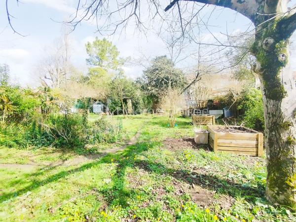 Située dans la ville historique de Nérac, dans un quartier recherché, cette belle maison de ville d’une surface totale de 180 m2, avec son immense garage et son jardin clos et arboré de 700 m2 offre de généreux volumes réparti trois niveaux.

En rez-de-chaussée, vous trouverez une entrée équipée d'un monte-escalier, un garage de plus 65 m2, une grande pièce actuellement à usage d’atelier donnant sur la terrasse avec buanderie adjacente (espace pouvant aisément être transformé en grand studio indépendant…).

A l’étage, vous accueille une très belle pièce de vie lumineuse avec sa cheminée, une cuisine ouverte, le tout développant environ 55 m2, un couloir dessert deux chambres spacieuses, une salle de bain, un WC séparé, et une belle terrasse couverte de 18 m2 offrant une vue agréable sur le jardin arboré.

Au second, deux spacieuses chambres, une salle d’eau et un grand grenier isolé, pouvant être transformé en chambre supplémentaire ou salle de jeux, viennent compléter ce bien.

Notre expertise : Maison confortable et lumineuse, récemment équipé d’un chauffage central par pompe à chaleur. L’immense garage ainsi que le jardin en sont les principaux atouts. Prévoir quelques embellissements.

Situation : En centre-ville, proches des commerces des écoles à pied, en osmose avec son quartier.

Elle vous surprendra autant par son espace que par son potentiel et son terrain arboré.
Ce lieu, dans lequel vous pouvez réaliser toutes vos envies, vous séduira à coup sûr.
A découvrir sans tarder !