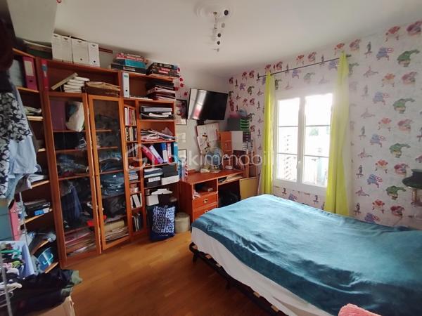 Située dans la ville historique de Nérac, dans un quartier recherché, cette belle maison de ville d’une surface totale de 180 m2, avec son immense garage et son jardin clos et arboré de 700 m2 offre de généreux volumes réparti trois niveaux.

En rez-de-chaussée, vous trouverez une entrée équipée d'un monte-escalier, un garage de plus 65 m2, une grande pièce actuellement à usage d’atelier donnant sur la terrasse avec buanderie adjacente (espace pouvant aisément être transformé en grand studio indépendant…).

A l’étage, vous accueille une très belle pièce de vie lumineuse avec sa cheminée, une cuisine ouverte, le tout développant environ 55 m2, un couloir dessert deux chambres spacieuses, une salle de bain, un WC séparé, et une belle terrasse couverte de 18 m2 offrant une vue agréable sur le jardin arboré.

Au second, deux spacieuses chambres, une salle d’eau et un grand grenier isolé, pouvant être transformé en chambre supplémentaire ou salle de jeux, viennent compléter ce bien.

Notre expertise : Maison confortable et lumineuse, récemment équipé d’un chauffage central par pompe à chaleur. L’immense garage ainsi que le jardin en sont les principaux atouts. Prévoir quelques embellissements.

Situation : En centre-ville, proches des commerces des écoles à pied, en osmose avec son quartier.

Elle vous surprendra autant par son espace que par son potentiel et son terrain arboré.
Ce lieu, dans lequel vous pouvez réaliser toutes vos envies, vous séduira à coup sûr.
A découvrir sans tarder !