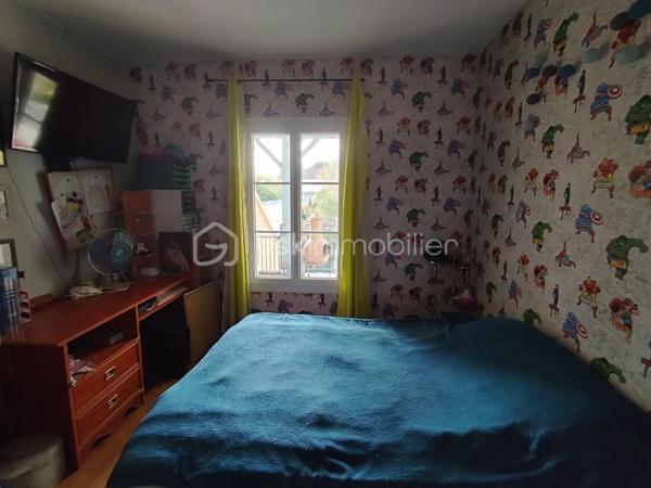 Située dans la ville historique de Nérac, dans un quartier recherché, cette belle maison de ville d’une surface totale de 180 m2, avec son immense garage et son jardin clos et arboré de 700 m2 offre de généreux volumes réparti trois niveaux.

En rez-de-chaussée, vous trouverez une entrée équipée d'un monte-escalier, un garage de plus 65 m2, une grande pièce actuellement à usage d’atelier donnant sur la terrasse avec buanderie adjacente (espace pouvant aisément être transformé en grand studio indépendant…).

A l’étage, vous accueille une très belle pièce de vie lumineuse avec sa cheminée, une cuisine ouverte, le tout développant environ 55 m2, un couloir dessert deux chambres spacieuses, une salle de bain, un WC séparé, et une belle terrasse couverte de 18 m2 offrant une vue agréable sur le jardin arboré.

Au second, deux spacieuses chambres, une salle d’eau et un grand grenier isolé, pouvant être transformé en chambre supplémentaire ou salle de jeux, viennent compléter ce bien.

Notre expertise : Maison confortable et lumineuse, récemment équipé d’un chauffage central par pompe à chaleur. L’immense garage ainsi que le jardin en sont les principaux atouts. Prévoir quelques embellissements.

Situation : En centre-ville, proches des commerces des écoles à pied, en osmose avec son quartier.

Elle vous surprendra autant par son espace que par son potentiel et son terrain arboré.
Ce lieu, dans lequel vous pouvez réaliser toutes vos envies, vous séduira à coup sûr.
A découvrir sans tarder !