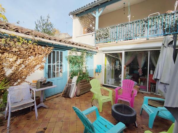 Située dans la ville historique de Nérac, dans un quartier recherché, cette belle maison de ville d’une surface totale de 180 m2, avec son immense garage et son jardin clos et arboré de 700 m2 offre de généreux volumes réparti trois niveaux.

En rez-de-chaussée, vous trouverez une entrée équipée d'un monte-escalier, un garage de plus 65 m2, une grande pièce actuellement à usage d’atelier donnant sur la terrasse avec buanderie adjacente (espace pouvant aisément être transformé en grand studio indépendant…).

A l’étage, vous accueille une très belle pièce de vie lumineuse avec sa cheminée, une cuisine ouverte, le tout développant environ 55 m2, un couloir dessert deux chambres spacieuses, une salle de bain, un WC séparé, et une belle terrasse couverte de 18 m2 offrant une vue agréable sur le jardin arboré.

Au second, deux spacieuses chambres, une salle d’eau et un grand grenier isolé, pouvant être transformé en chambre supplémentaire ou salle de jeux, viennent compléter ce bien.

Notre expertise : Maison confortable et lumineuse, récemment équipé d’un chauffage central par pompe à chaleur. L’immense garage ainsi que le jardin en sont les principaux atouts. Prévoir quelques embellissements.

Situation : En centre-ville, proches des commerces des écoles à pied, en osmose avec son quartier.

Elle vous surprendra autant par son espace que par son potentiel et son terrain arboré.
Ce lieu, dans lequel vous pouvez réaliser toutes vos envies, vous séduira à coup sûr.
A découvrir sans tarder !