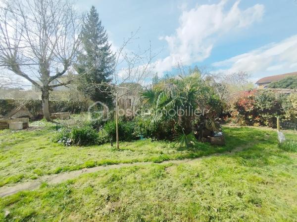 Située dans la ville historique de Nérac, dans un quartier recherché, cette belle maison de ville d’une surface totale de 180 m2, avec son immense garage et son jardin clos et arboré de 700 m2 offre de généreux volumes réparti trois niveaux.

En rez-de-chaussée, vous trouverez une entrée équipée d'un monte-escalier, un garage de plus 65 m2, une grande pièce actuellement à usage d’atelier donnant sur la terrasse avec buanderie adjacente (espace pouvant aisément être transformé en grand studio indépendant…).

A l’étage, vous accueille une très belle pièce de vie lumineuse avec sa cheminée, une cuisine ouverte, le tout développant environ 55 m2, un couloir dessert deux chambres spacieuses, une salle de bain, un WC séparé, et une belle terrasse couverte de 18 m2 offrant une vue agréable sur le jardin arboré.

Au second, deux spacieuses chambres, une salle d’eau et un grand grenier isolé, pouvant être transformé en chambre supplémentaire ou salle de jeux, viennent compléter ce bien.

Notre expertise : Maison confortable et lumineuse, récemment équipé d’un chauffage central par pompe à chaleur. L’immense garage ainsi que le jardin en sont les principaux atouts. Prévoir quelques embellissements.

Situation : En centre-ville, proches des commerces des écoles à pied, en osmose avec son quartier.

Elle vous surprendra autant par son espace que par son potentiel et son terrain arboré.
Ce lieu, dans lequel vous pouvez réaliser toutes vos envies, vous séduira à coup sûr.
A découvrir sans tarder !
