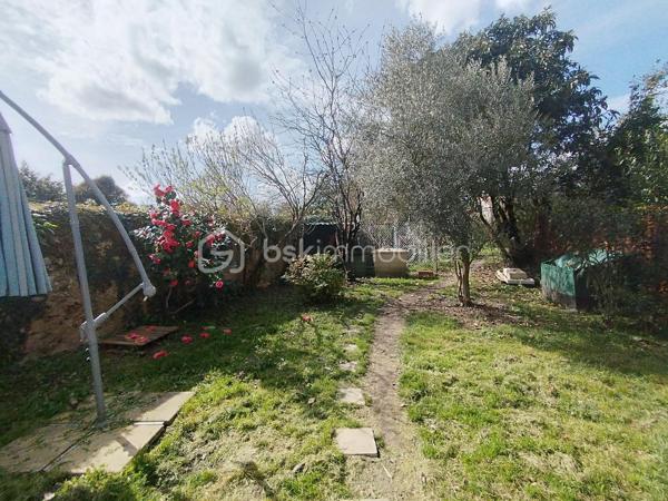 Située dans la ville historique de Nérac, dans un quartier recherché, cette belle maison de ville d’une surface totale de 180 m2, avec son immense garage et son jardin clos et arboré de 700 m2 offre de généreux volumes réparti trois niveaux.

En rez-de-chaussée, vous trouverez une entrée équipée d'un monte-escalier, un garage de plus 65 m2, une grande pièce actuellement à usage d’atelier donnant sur la terrasse avec buanderie adjacente (espace pouvant aisément être transformé en grand studio indépendant…).

A l’étage, vous accueille une très belle pièce de vie lumineuse avec sa cheminée, une cuisine ouverte, le tout développant environ 55 m2, un couloir dessert deux chambres spacieuses, une salle de bain, un WC séparé, et une belle terrasse couverte de 18 m2 offrant une vue agréable sur le jardin arboré.

Au second, deux spacieuses chambres, une salle d’eau et un grand grenier isolé, pouvant être transformé en chambre supplémentaire ou salle de jeux, viennent compléter ce bien.

Notre expertise : Maison confortable et lumineuse, récemment équipé d’un chauffage central par pompe à chaleur. L’immense garage ainsi que le jardin en sont les principaux atouts. Prévoir quelques embellissements.

Situation : En centre-ville, proches des commerces des écoles à pied, en osmose avec son quartier.

Elle vous surprendra autant par son espace que par son potentiel et son terrain arboré.
Ce lieu, dans lequel vous pouvez réaliser toutes vos envies, vous séduira à coup sûr.
A découvrir sans tarder !