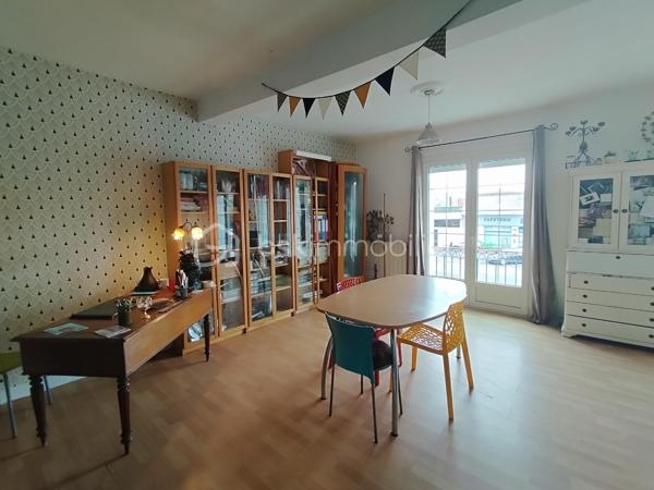 Située dans la ville historique de Nérac, dans un quartier recherché, cette belle maison de ville d’une surface totale de 180 m2, avec son immense garage et son jardin clos et arboré de 700 m2 offre de généreux volumes réparti trois niveaux.

En rez-de-chaussée, vous trouverez une entrée équipée d'un monte-escalier, un garage de plus 65 m2, une grande pièce actuellement à usage d’atelier donnant sur la terrasse avec buanderie adjacente (espace pouvant aisément être transformé en grand studio indépendant…).

A l’étage, vous accueille une très belle pièce de vie lumineuse avec sa cheminée, une cuisine ouverte, le tout développant environ 55 m2, un couloir dessert deux chambres spacieuses, une salle de bain, un WC séparé, et une belle terrasse couverte de 18 m2 offrant une vue agréable sur le jardin arboré.

Au second, deux spacieuses chambres, une salle d’eau et un grand grenier isolé, pouvant être transformé en chambre supplémentaire ou salle de jeux, viennent compléter ce bien.

Notre expertise : Maison confortable et lumineuse, récemment équipé d’un chauffage central par pompe à chaleur. L’immense garage ainsi que le jardin en sont les principaux atouts. Prévoir quelques embellissements.

Situation : En centre-ville, proches des commerces des écoles à pied, en osmose avec son quartier.

Elle vous surprendra autant par son espace que par son potentiel et son terrain arboré.
Ce lieu, dans lequel vous pouvez réaliser toutes vos envies, vous séduira à coup sûr.
A découvrir sans tarder !