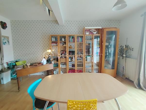 Située dans la ville historique de Nérac, dans un quartier recherché, cette belle maison de ville d’une surface totale de 180 m2, avec son immense garage et son jardin clos et arboré de 700 m2 offre de généreux volumes réparti trois niveaux.

En rez-de-chaussée, vous trouverez une entrée équipée d'un monte-escalier, un garage de plus 65 m2, une grande pièce actuellement à usage d’atelier donnant sur la terrasse avec buanderie adjacente (espace pouvant aisément être transformé en grand studio indépendant…).

A l’étage, vous accueille une très belle pièce de vie lumineuse avec sa cheminée, une cuisine ouverte, le tout développant environ 55 m2, un couloir dessert deux chambres spacieuses, une salle de bain, un WC séparé, et une belle terrasse couverte de 18 m2 offrant une vue agréable sur le jardin arboré.

Au second, deux spacieuses chambres, une salle d’eau et un grand grenier isolé, pouvant être transformé en chambre supplémentaire ou salle de jeux, viennent compléter ce bien.

Notre expertise : Maison confortable et lumineuse, récemment équipé d’un chauffage central par pompe à chaleur. L’immense garage ainsi que le jardin en sont les principaux atouts. Prévoir quelques embellissements.

Situation : En centre-ville, proches des commerces des écoles à pied, en osmose avec son quartier.

Elle vous surprendra autant par son espace que par son potentiel et son terrain arboré.
Ce lieu, dans lequel vous pouvez réaliser toutes vos envies, vous séduira à coup sûr.
A découvrir sans tarder !