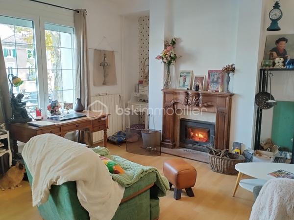 Située dans la ville historique de Nérac, dans un quartier recherché, cette belle maison de ville d’une surface totale de 180 m2, avec son immense garage et son jardin clos et arboré de 700 m2 offre de généreux volumes réparti trois niveaux.

En rez-de-chaussée, vous trouverez une entrée équipée d'un monte-escalier, un garage de plus 65 m2, une grande pièce actuellement à usage d’atelier donnant sur la terrasse avec buanderie adjacente (espace pouvant aisément être transformé en grand studio indépendant…).

A l’étage, vous accueille une très belle pièce de vie lumineuse avec sa cheminée, une cuisine ouverte, le tout développant environ 55 m2, un couloir dessert deux chambres spacieuses, une salle de bain, un WC séparé, et une belle terrasse couverte de 18 m2 offrant une vue agréable sur le jardin arboré.

Au second, deux spacieuses chambres, une salle d’eau et un grand grenier isolé, pouvant être transformé en chambre supplémentaire ou salle de jeux, viennent compléter ce bien.

Notre expertise : Maison confortable et lumineuse, récemment équipé d’un chauffage central par pompe à chaleur. L’immense garage ainsi que le jardin en sont les principaux atouts. Prévoir quelques embellissements.

Situation : En centre-ville, proches des commerces des écoles à pied, en osmose avec son quartier.

Elle vous surprendra autant par son espace que par son potentiel et son terrain arboré.
Ce lieu, dans lequel vous pouvez réaliser toutes vos envies, vous séduira à coup sûr.
A découvrir sans tarder !