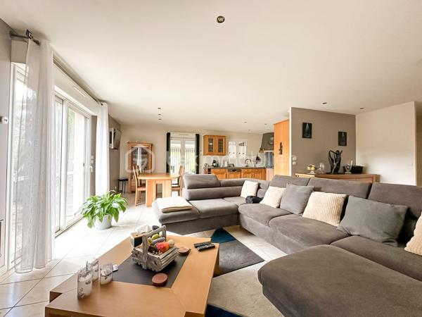 Située dans une impasse calme sur les hauteurs de Lodève, cette maison individuelle profite d’un environnement paisible et verdoyant, tout en restant proche des commodités et des accès rapides permettant de rejoindre facilement les grandes villes environnantes via l’A75. Un emplacement recherché pour profiter d’une agréable quiétude au quotidien.

Édifiée sur une parcelle de 672 m², cette maison de plain-pied développe environ 120 m² habitables. Lumineuse, elle offre de beaux volumes, une circulation fluide ainsi qu’un cadre de vie confortable pour une famille.

L’espace de vie s’articule autour d’un vaste séjour convivial prolongé par une cuisine entièrement équipée, formant un ensemble chaleureux et agréable à vivre au quotidien. La partie nuit comprend trois chambres ainsi qu’une salle de douche, garantissant confort et intimité.

Côté annexes, le bien dispose de nombreux atouts supplémentaires : une véranda d’environ 15 m² idéale pour profiter des saisons intermédiaires, un carport ainsi qu’un atelier offrant un bel espace de rangement ou de bricolage.

Un bien complet et rare sur le secteur, à découvrir sans tarder.