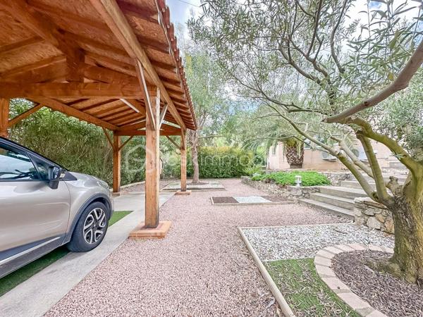 Située dans une impasse calme sur les hauteurs de Lodève, cette maison individuelle profite d’un environnement paisible et verdoyant, tout en restant proche des commodités et des accès rapides permettant de rejoindre facilement les grandes villes environnantes via l’A75. Un emplacement recherché pour profiter d’une agréable quiétude au quotidien.

Édifiée sur une parcelle de 672 m², cette maison de plain-pied développe environ 120 m² habitables. Lumineuse, elle offre de beaux volumes, une circulation fluide ainsi qu’un cadre de vie confortable pour une famille.

L’espace de vie s’articule autour d’un vaste séjour convivial prolongé par une cuisine entièrement équipée, formant un ensemble chaleureux et agréable à vivre au quotidien. La partie nuit comprend trois chambres ainsi qu’une salle de douche, garantissant confort et intimité.

Côté annexes, le bien dispose de nombreux atouts supplémentaires : une véranda d’environ 15 m² idéale pour profiter des saisons intermédiaires, un carport ainsi qu’un atelier offrant un bel espace de rangement ou de bricolage.

Un bien complet et rare sur le secteur, à découvrir sans tarder.