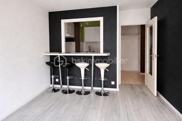 Découvrez cet appartement au premier étage d'une résidence bien entretenue de 1996, situé à quelques minutes seulement du cœur de Reims. Parfait pour ceux qui recherchent un cadre de vie agréable avec une orientation ouest offrant une lumière naturelle généreuse tout au long de la journée.

D'une superficie de 58,87 m², cet appartement de type T2 comprend un séjour spacieux, une chambre confortable, et un balcon où vous pourrez vous détendre après une longue journée. Le double vitrage assure une isolation optimale, tandis que la vidéosurveillance garantit votre sécurité.

Pas de gros travaux à prévoir, ce bien en bon état n'attend plus que vos valises. La proximité des commerces et des écoles en fait une option idéale pour les actifs et les étudiants. Avec une taxe foncière annuelle de 1180 euros, investissez dans un porte-bonheur à Reims. Contactez Géraldine Le Touze pour une visite!