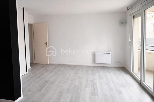 Découvrez cet appartement au premier étage d'une résidence bien entretenue de 1996, situé à quelques minutes seulement du cœur de Reims. Parfait pour ceux qui recherchent un cadre de vie agréable avec une orientation ouest offrant une lumière naturelle généreuse tout au long de la journée.

D'une superficie de 58,87 m², cet appartement de type T2 comprend un séjour spacieux, une chambre confortable, et un balcon où vous pourrez vous détendre après une longue journée. Le double vitrage assure une isolation optimale, tandis que la vidéosurveillance garantit votre sécurité.

Pas de gros travaux à prévoir, ce bien en bon état n'attend plus que vos valises. La proximité des commerces et des écoles en fait une option idéale pour les actifs et les étudiants. Avec une taxe foncière annuelle de 1180 euros, investissez dans un porte-bonheur à Reims. Contactez Géraldine Le Touze pour une visite!
