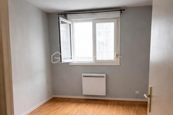 Découvrez cet appartement au premier étage d'une résidence bien entretenue de 1996, situé à quelques minutes seulement du cœur de Reims. Parfait pour ceux qui recherchent un cadre de vie agréable avec une orientation ouest offrant une lumière naturelle généreuse tout au long de la journée.

D'une superficie de 58,87 m², cet appartement de type T2 comprend un séjour spacieux, une chambre confortable, et un balcon où vous pourrez vous détendre après une longue journée. Le double vitrage assure une isolation optimale, tandis que la vidéosurveillance garantit votre sécurité.

Pas de gros travaux à prévoir, ce bien en bon état n'attend plus que vos valises. La proximité des commerces et des écoles en fait une option idéale pour les actifs et les étudiants. Avec une taxe foncière annuelle de 1180 euros, investissez dans un porte-bonheur à Reims. Contactez Géraldine Le Touze pour une visite!