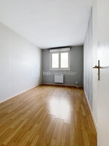 Découvrez cet appartement au premier étage d'une résidence bien entretenue de 1996, situé à quelques minutes seulement du cœur de Reims. Parfait pour ceux qui recherchent un cadre de vie agréable avec une orientation ouest offrant une lumière naturelle généreuse tout au long de la journée.

D'une superficie de 58,87 m², cet appartement de type T2 comprend un séjour spacieux, une chambre confortable, et un balcon où vous pourrez vous détendre après une longue journée. Le double vitrage assure une isolation optimale, tandis que la vidéosurveillance garantit votre sécurité.

Pas de gros travaux à prévoir, ce bien en bon état n'attend plus que vos valises. La proximité des commerces et des écoles en fait une option idéale pour les actifs et les étudiants. Avec une taxe foncière annuelle de 1180 euros, investissez dans un porte-bonheur à Reims. Contactez Géraldine Le Touze pour une visite!