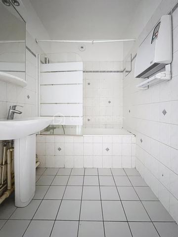 Découvrez cet appartement au premier étage d'une résidence bien entretenue de 1996, situé à quelques minutes seulement du cœur de Reims. Parfait pour ceux qui recherchent un cadre de vie agréable avec une orientation ouest offrant une lumière naturelle généreuse tout au long de la journée.

D'une superficie de 58,87 m², cet appartement de type T2 comprend un séjour spacieux, une chambre confortable, et un balcon où vous pourrez vous détendre après une longue journée. Le double vitrage assure une isolation optimale, tandis que la vidéosurveillance garantit votre sécurité.

Pas de gros travaux à prévoir, ce bien en bon état n'attend plus que vos valises. La proximité des commerces et des écoles en fait une option idéale pour les actifs et les étudiants. Avec une taxe foncière annuelle de 1180 euros, investissez dans un porte-bonheur à Reims. Contactez Géraldine Le Touze pour une visite!