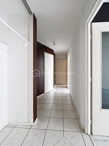 Découvrez cet appartement au premier étage d'une résidence bien entretenue de 1996, situé à quelques minutes seulement du cœur de Reims. Parfait pour ceux qui recherchent un cadre de vie agréable avec une orientation ouest offrant une lumière naturelle généreuse tout au long de la journée.

D'une superficie de 58,87 m², cet appartement de type T2 comprend un séjour spacieux, une chambre confortable, et un balcon où vous pourrez vous détendre après une longue journée. Le double vitrage assure une isolation optimale, tandis que la vidéosurveillance garantit votre sécurité.

Pas de gros travaux à prévoir, ce bien en bon état n'attend plus que vos valises. La proximité des commerces et des écoles en fait une option idéale pour les actifs et les étudiants. Avec une taxe foncière annuelle de 1180 euros, investissez dans un porte-bonheur à Reims. Contactez Géraldine Le Touze pour une visite!