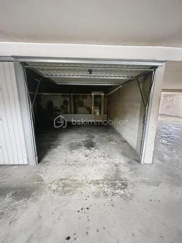 Découvrez cet appartement au premier étage d'une résidence bien entretenue de 1996, situé à quelques minutes seulement du cœur de Reims. Parfait pour ceux qui recherchent un cadre de vie agréable avec une orientation ouest offrant une lumière naturelle généreuse tout au long de la journée.

D'une superficie de 58,87 m², cet appartement de type T2 comprend un séjour spacieux, une chambre confortable, et un balcon où vous pourrez vous détendre après une longue journée. Le double vitrage assure une isolation optimale, tandis que la vidéosurveillance garantit votre sécurité.

Pas de gros travaux à prévoir, ce bien en bon état n'attend plus que vos valises. La proximité des commerces et des écoles en fait une option idéale pour les actifs et les étudiants. Avec une taxe foncière annuelle de 1180 euros, investissez dans un porte-bonheur à Reims. Contactez Géraldine Le Touze pour une visite!