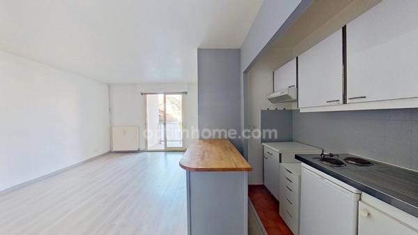 SAINT MAUR DES FOSSES - Studio lumineux avec balcon, cave et parking