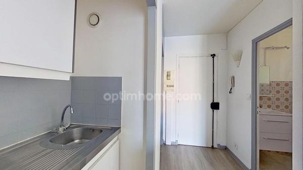 SAINT MAUR DES FOSSES - Studio lumineux avec balcon, cave et parking