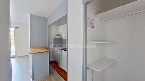 SAINT MAUR DES FOSSES - Studio lumineux avec balcon, cave et parking