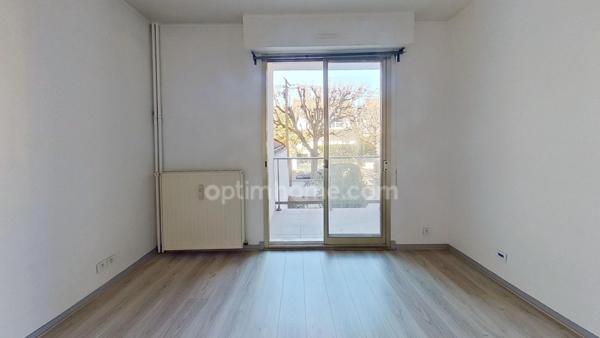 SAINT MAUR DES FOSSES - Studio lumineux avec balcon, cave et parking