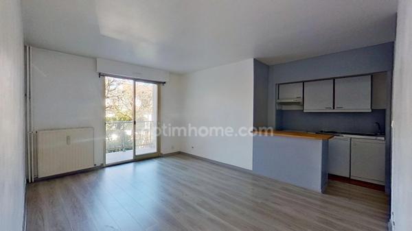 SAINT MAUR DES FOSSES - Studio lumineux avec balcon, cave et parking