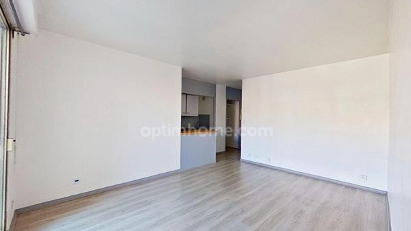 SAINT MAUR DES FOSSES - Studio lumineux avec balcon, cave et parking