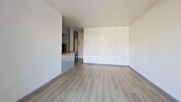 SAINT MAUR DES FOSSES - Studio lumineux avec balcon, cave et parking