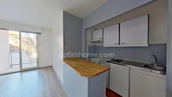 SAINT MAUR DES FOSSES - Studio lumineux avec balcon, cave et parking