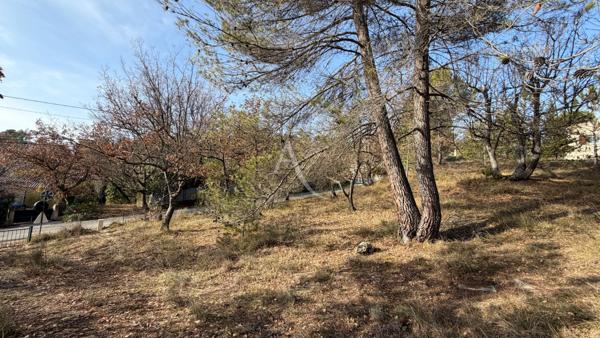 TERRAIN CONSTRUCTIBLE DE 1300M2 A PIERREVERT