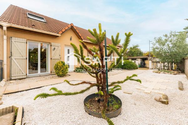 Que vous soyez en famille, jeune couple ou à la recherche d’un plain-pied agréable et moderne, cette maison vous séduira par son confort, son espace et sa belle luminosité