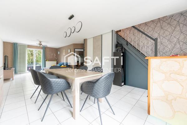 Que vous soyez en famille, jeune couple ou à la recherche d’un plain-pied agréable et moderne, cette maison vous séduira par son confort, son espace et sa belle luminosité